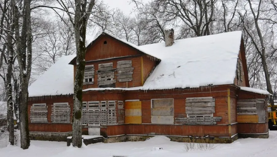 Istorinis medinis pastatas žiemą, Aukštadvaris
